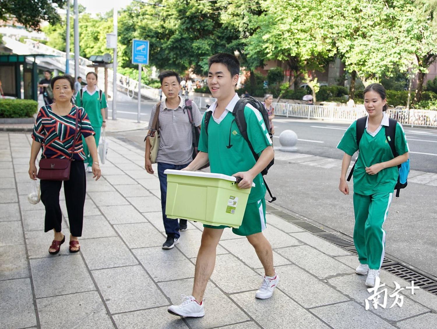 执信中学学生面带笑容迎接新学年。 执信中学学生面带笑容迎接新学年。