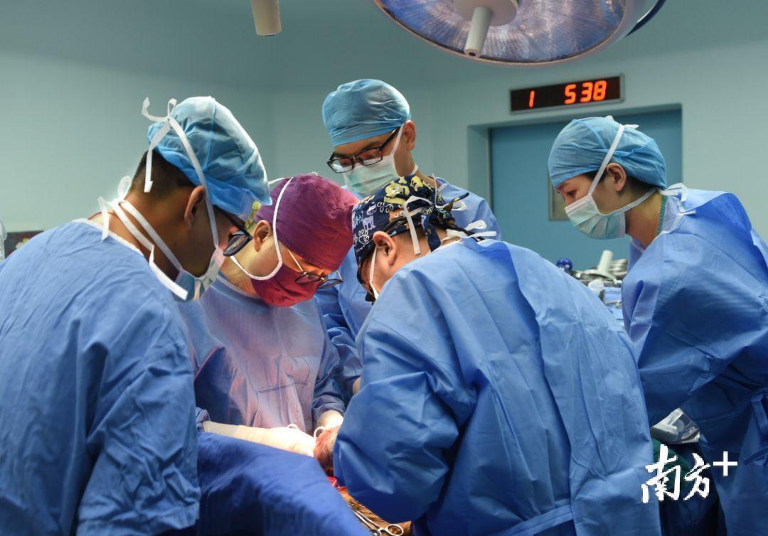 肺移植手术现场。