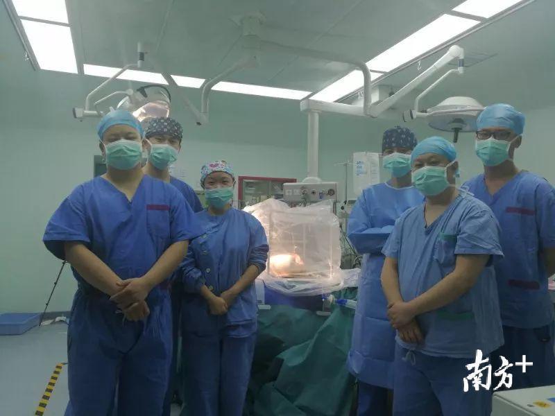 边缘肺在“再修复”过程中，医护人员合影。