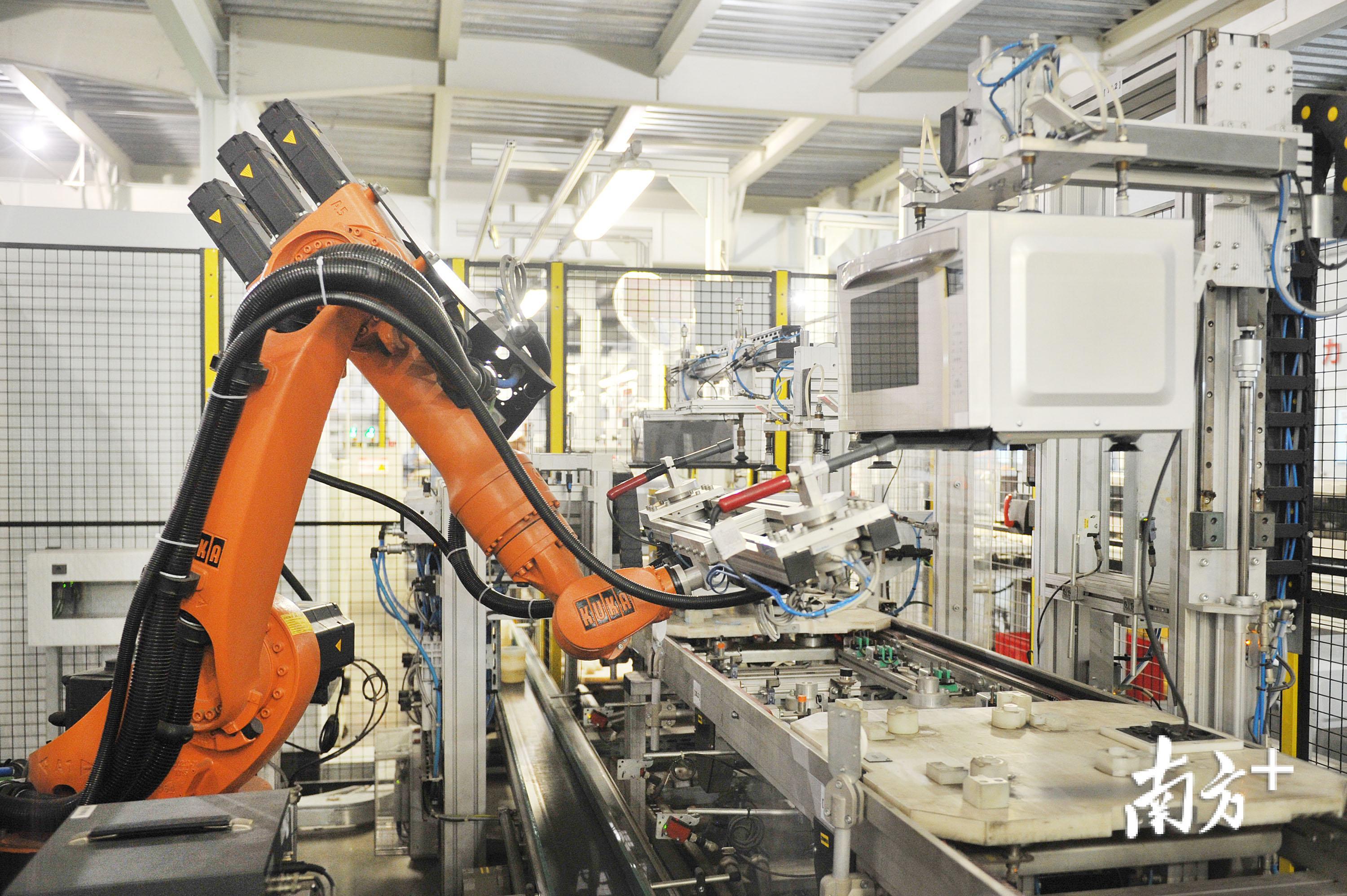 格兰仕自动化生产车间。 南方日报记者 戴嘉信 摄