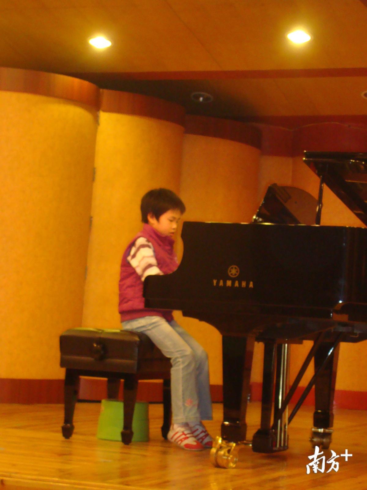 陈芷妍8岁时参加钢琴考核。