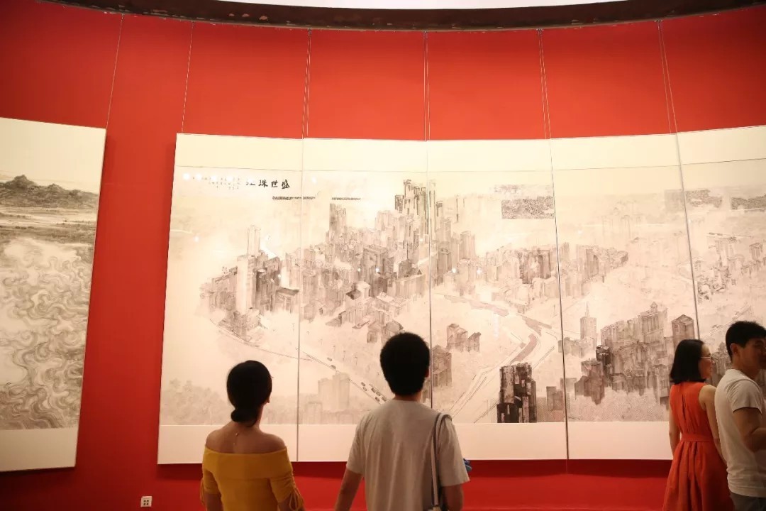 观众驻足欣赏《盛世珠江》。 万稳龙 摄 观众驻足欣赏《盛世珠江》。 万稳龙 摄