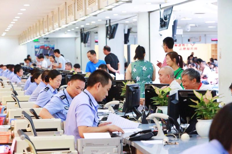 顺德车管所服务大厅、各镇街派出所审批中队业务大厅打破数据壁垒,所有窗口均已实现“一窗受理、一窗办结”。 顺德车管所服务大厅、各镇街派出所审批中队业务大厅打破数据壁垒,所有窗口均已实现“一窗受理、一窗办结”。
