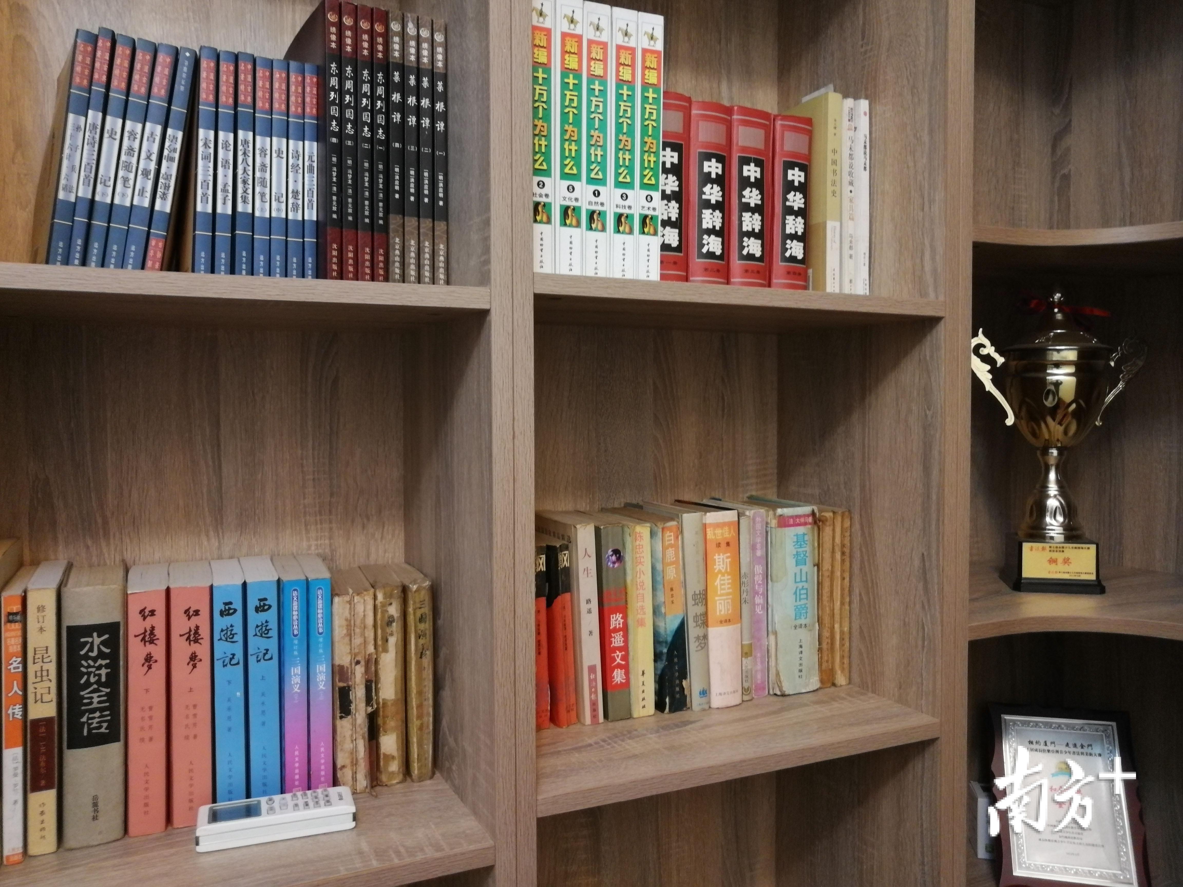 谭泽霖的书柜。 谭泽霖的书柜。