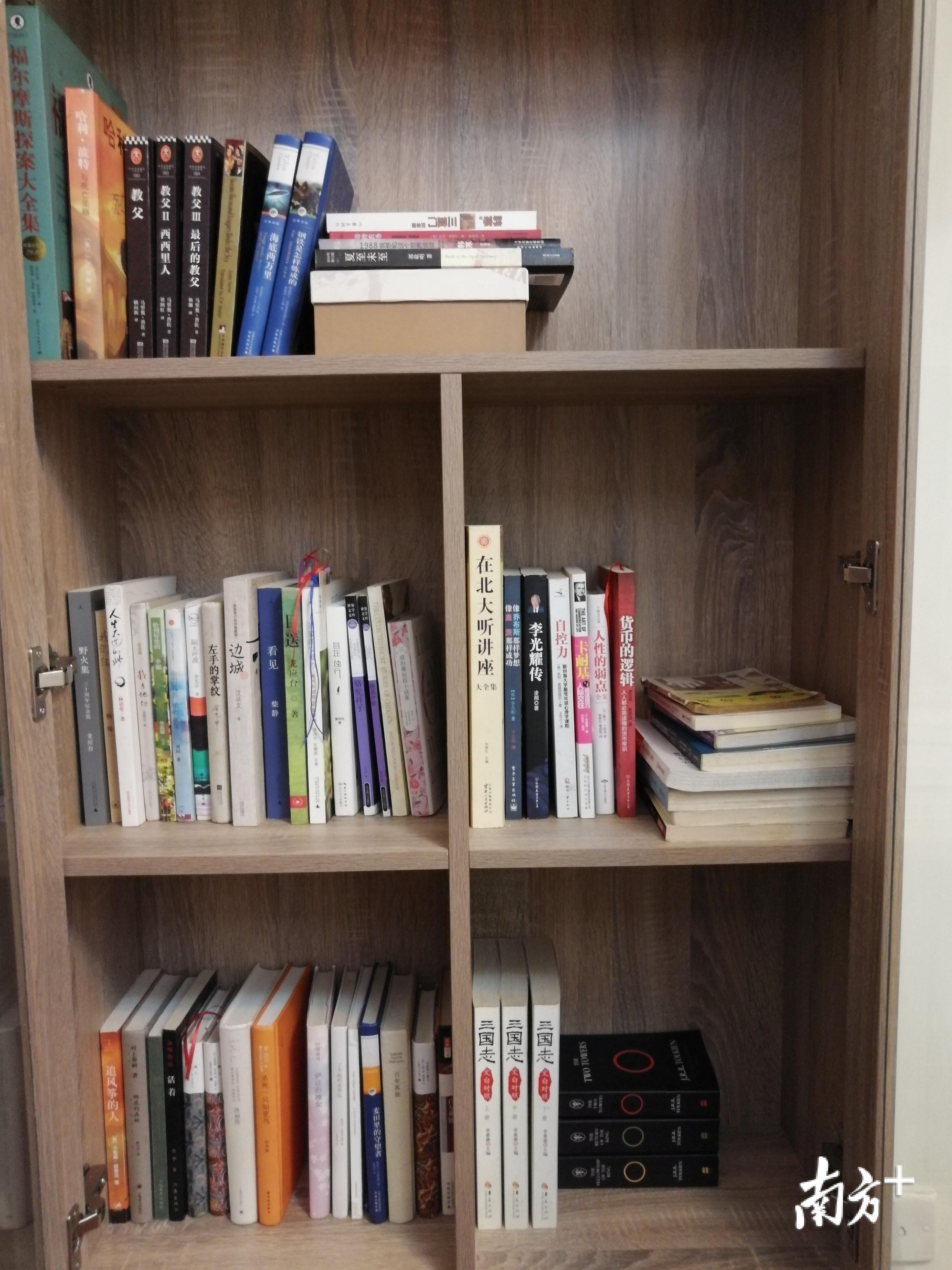 小时候在家无聊,谭泽霖就会到书柜里翻书看。 小时候在家无聊,谭泽霖就会到书柜里翻书看。