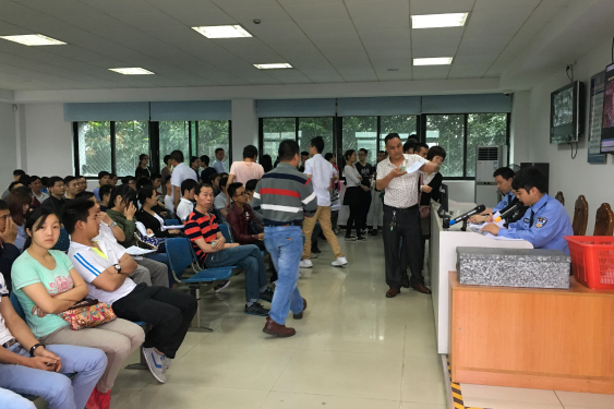 在顺德区大良街道凤翔路36号的科目一、科目四考试地点，车管所安排的安全文明考试投放日均计划量将达1600人次。顺德交警供图