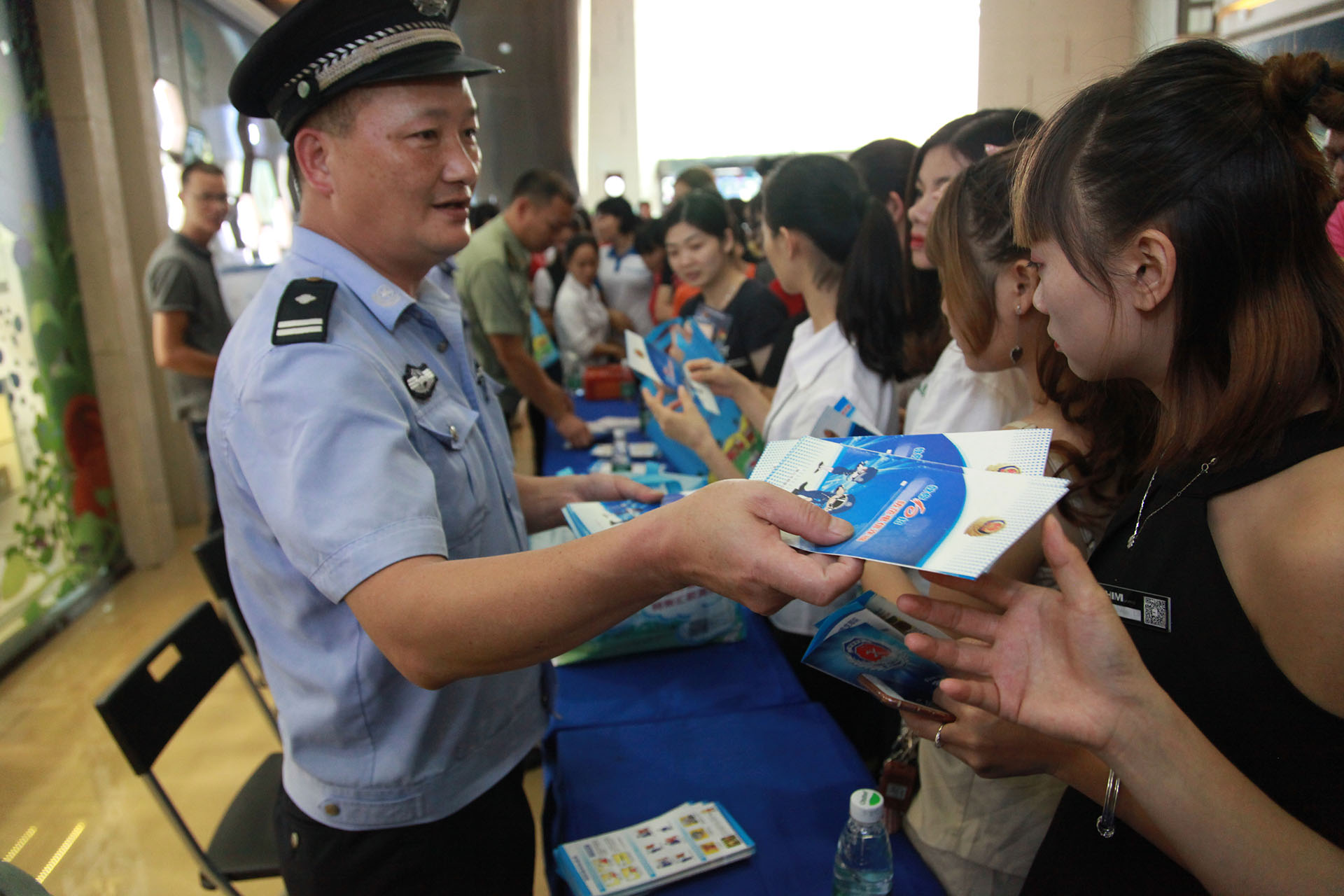 顺德区公安局防诈宣讲团走进商场超市开展反诈宣传。何锦华 摄 顺德区公安局防诈宣讲团走进商场超市开展反诈宣传。何锦华 摄