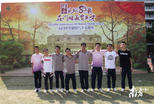 在85周年校庆上，王浩宇和好朋友们的合影。覃光红供图