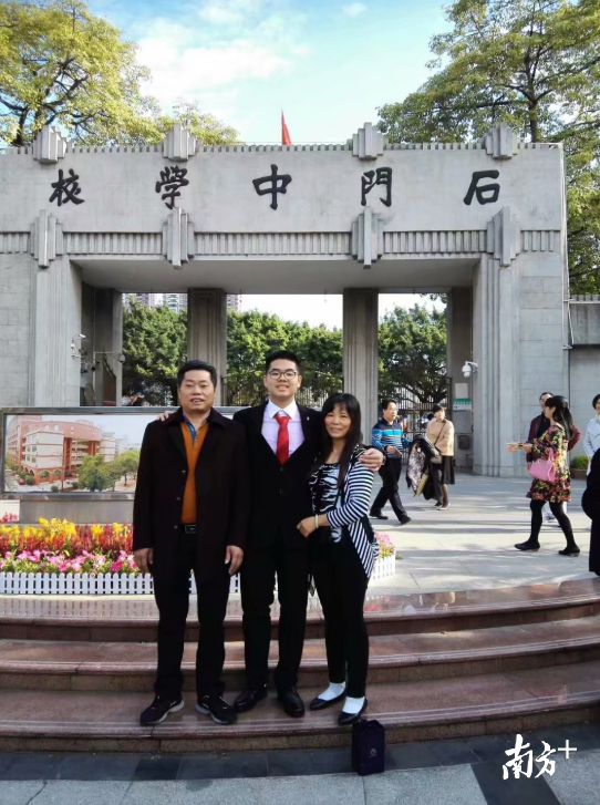 在王浩宇18岁成人礼上，王浩宇父母盛装出席。学生本人提供