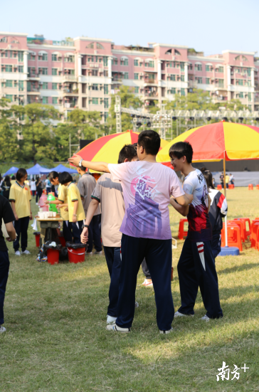 高三受伤后，王浩宇仍在运动会时帮助受伤同学或者主动做后勤工作。覃光红供图