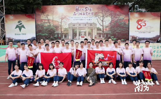 在85周年校庆上，王浩宇所在班级合影。覃光红供图