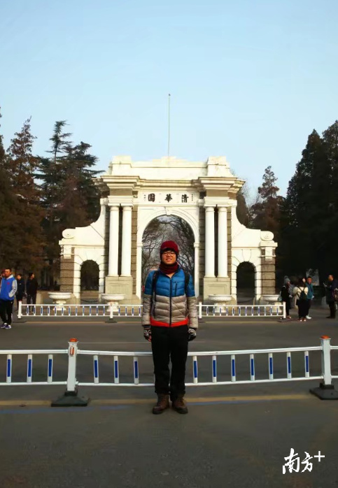 2017年元旦，王浩宇到梦寐以求的清华园门口和自己的理想学府留影；一年后，他如愿考进了这里。学生本人供图