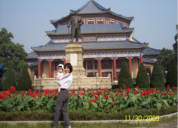 2005年11月,养母kayako ogimoto抱着吉苗强在广州中山纪念堂留影.