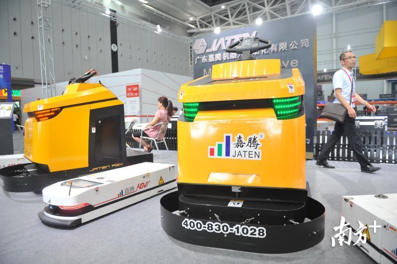 嘉腾机器人注重以人为抓手的品质学，牢牢把控住了人、机、料、法、环五大质量关键因素。图为嘉腾机器人自主研发的移动AGV机器人“大黄蜂”。南方日报记者 戴嘉信 摄