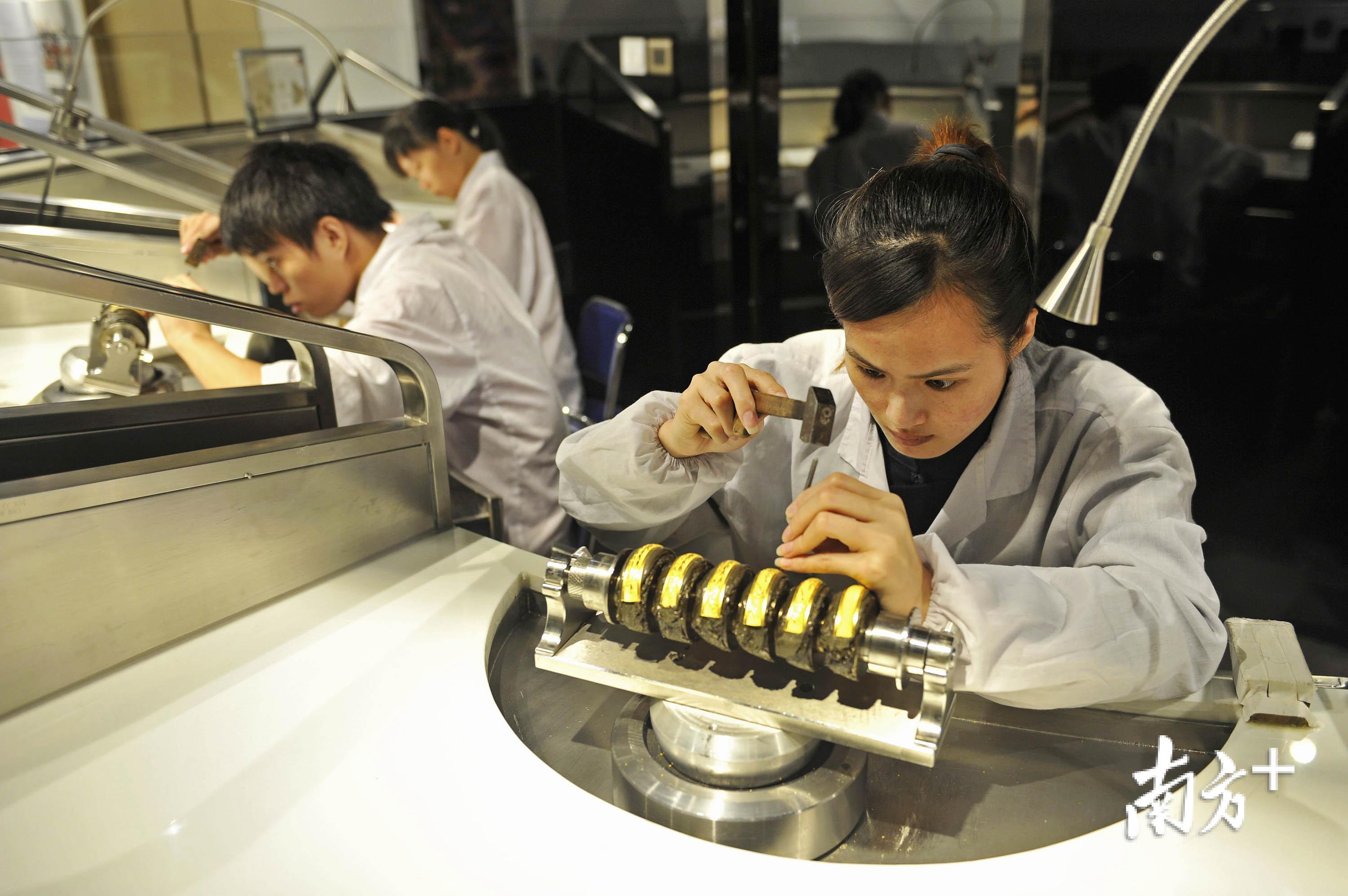 位于伦教的周大福珠宝文化中心，工艺师在细致地对黄金首饰进行加工。南方日报记者 戴嘉信 摄