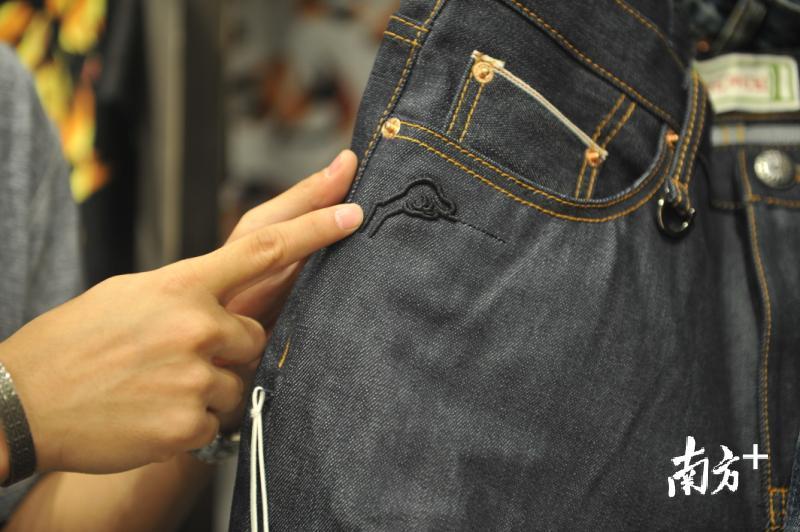 原浆牛仔裤上的针灸手。