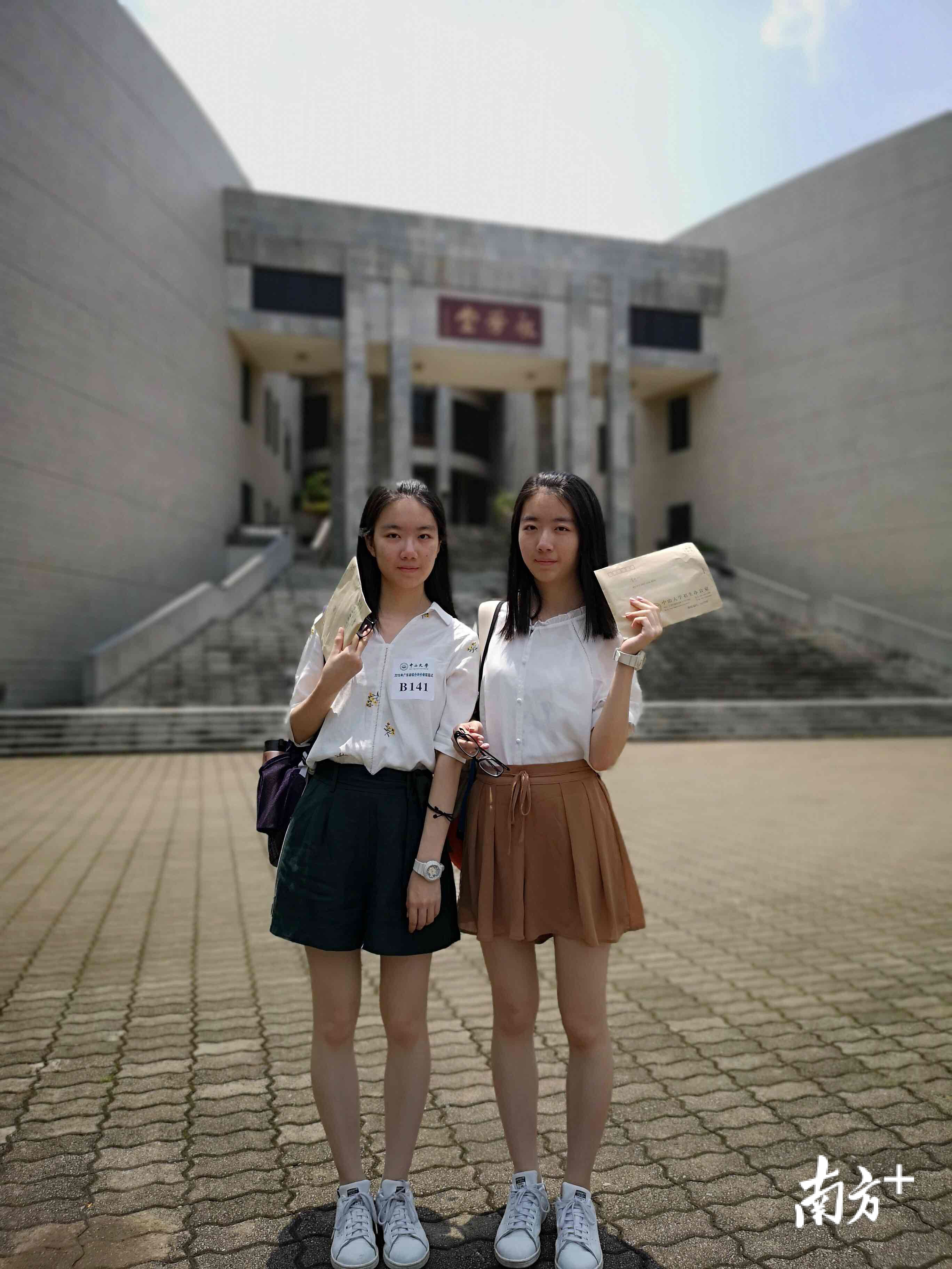 左为李思羽，右为李思竹。