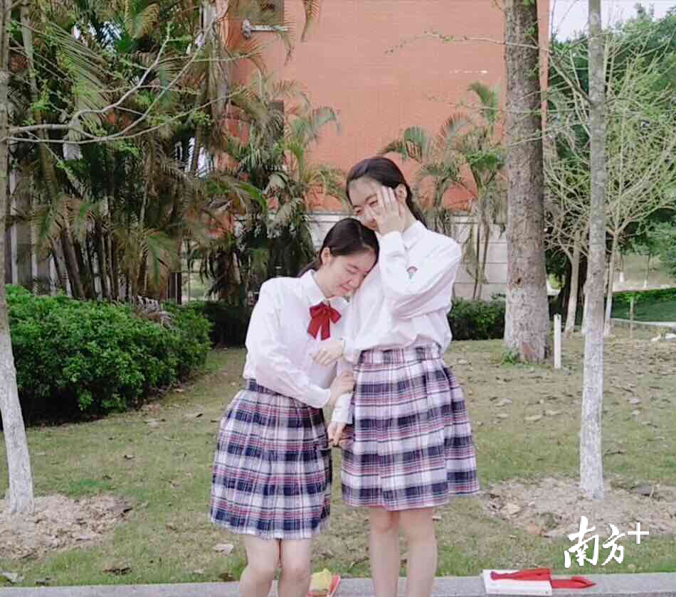 李思羽撒娇时喜欢抱着姐姐李思竹的手臂，把头靠上去。