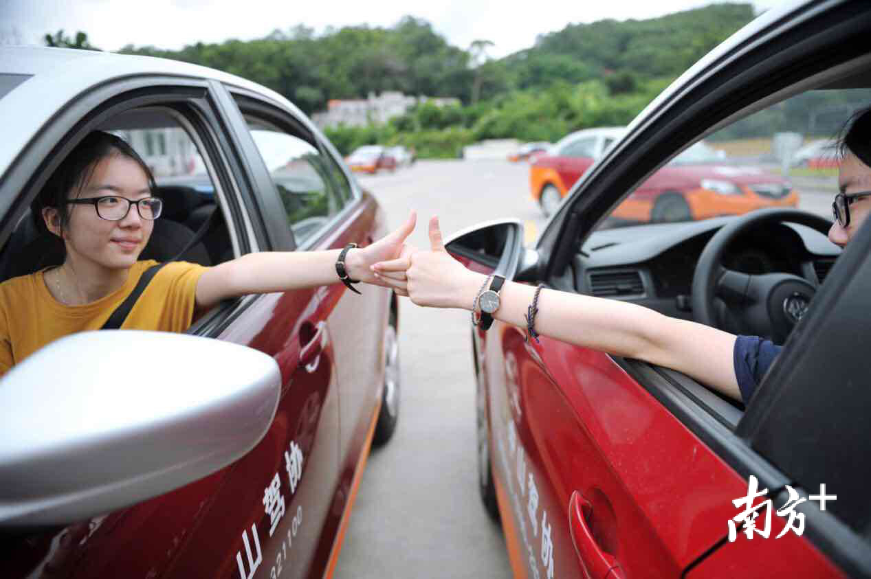 两姐妹正在驾校学车。左为李思竹，右为李思羽。