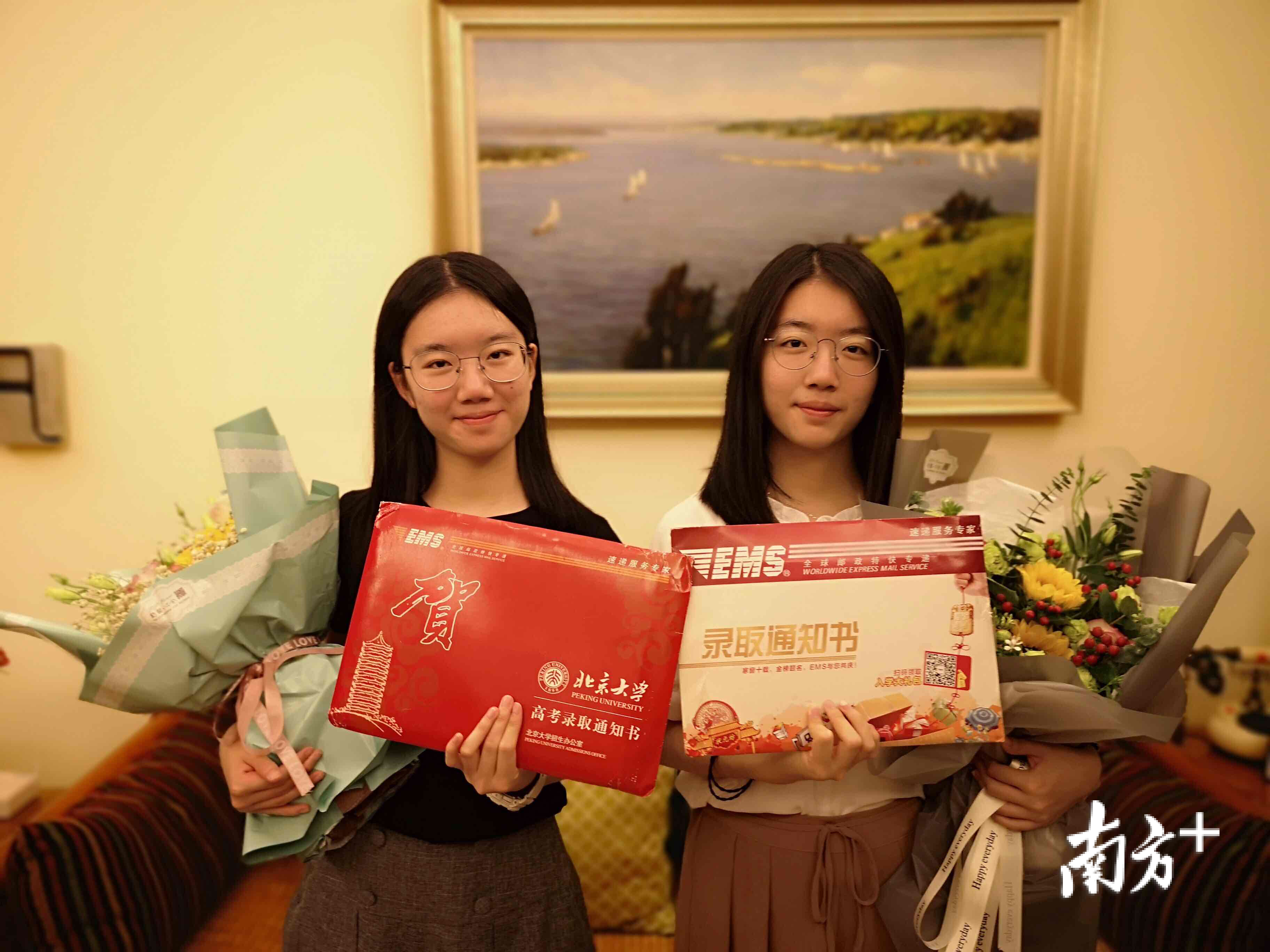 2018年7月29日，李思竹、李思羽一同拆开她们的大学录取通知书。左为李思羽，右为李思竹。