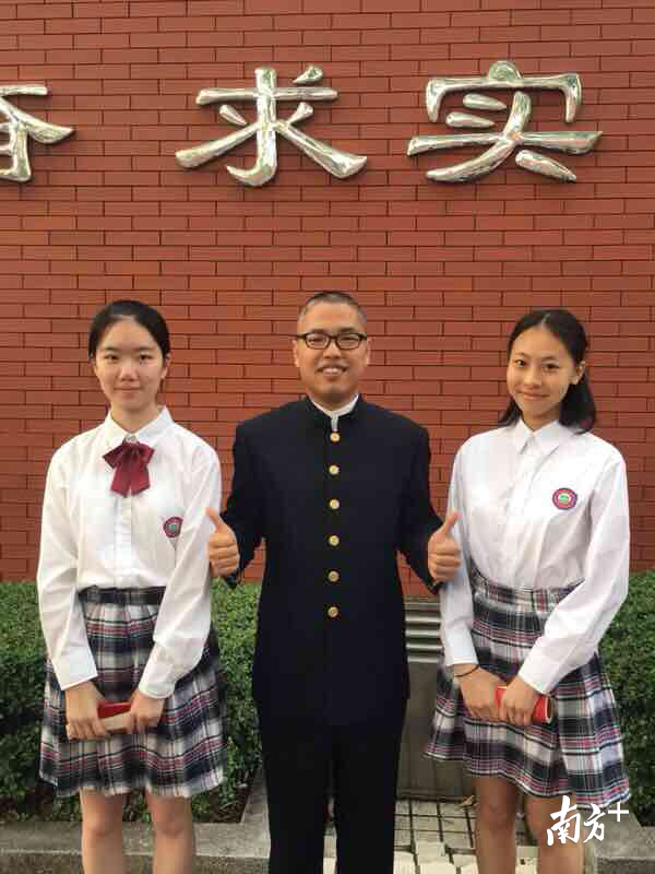 李金华与李思羽、另一位学生的合照。