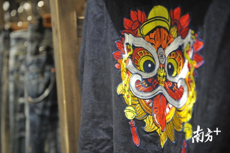 伸着小舌头、打了舌环、头戴帽子、绒毛如莲花般绽放的小狮子。