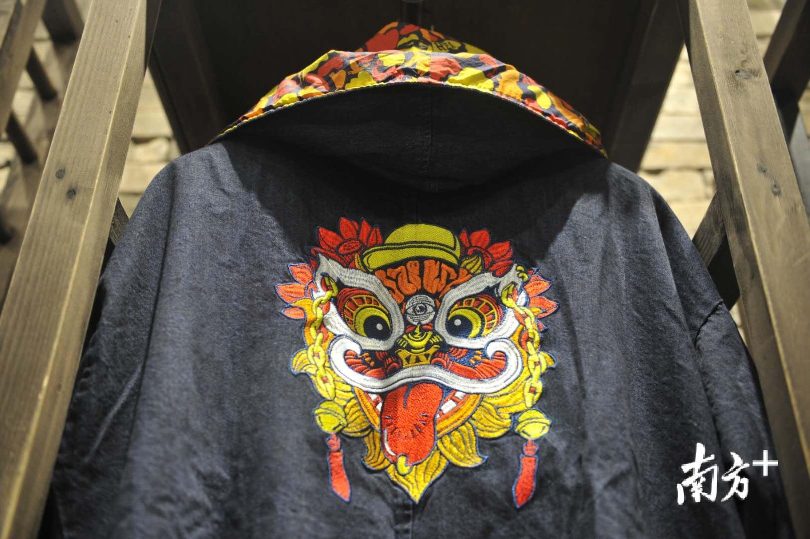 伸着小舌头、打了舌环、头戴帽子、绒毛如莲花般绽放的小狮子。