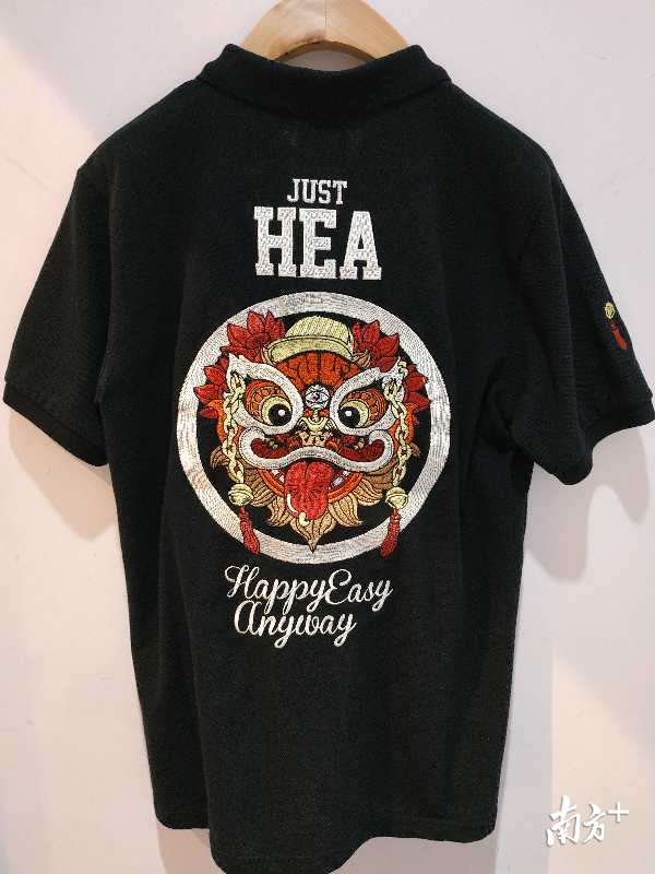 店内销售爆款，不但深得国内游客的喜爱，港澳游客和外国朋友进店，也大都会人手一件。