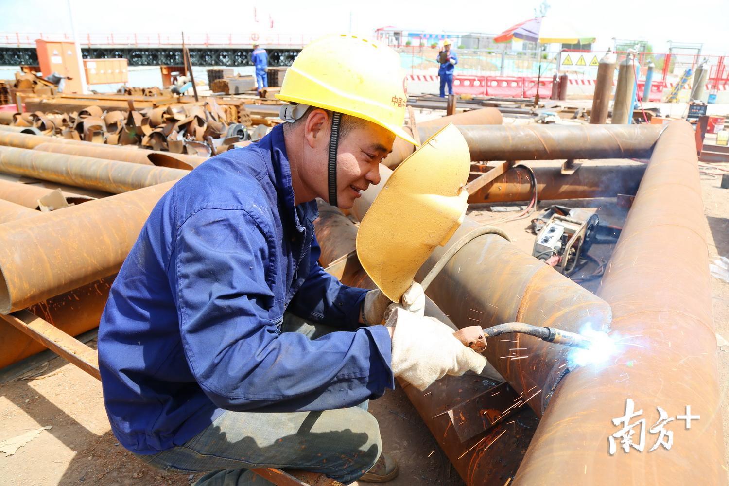 工人在高温下操作电焊.