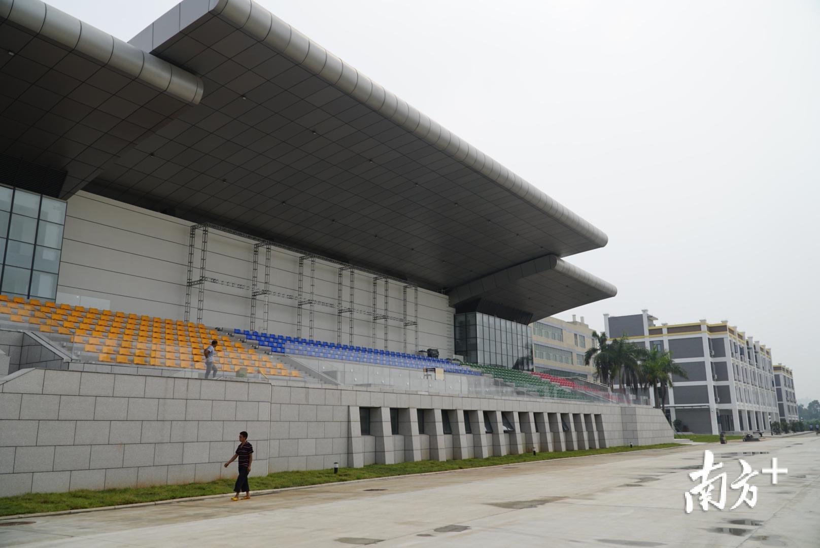 省公安厅民警培训中心，用于全国警察射击比赛开幕式的观众席