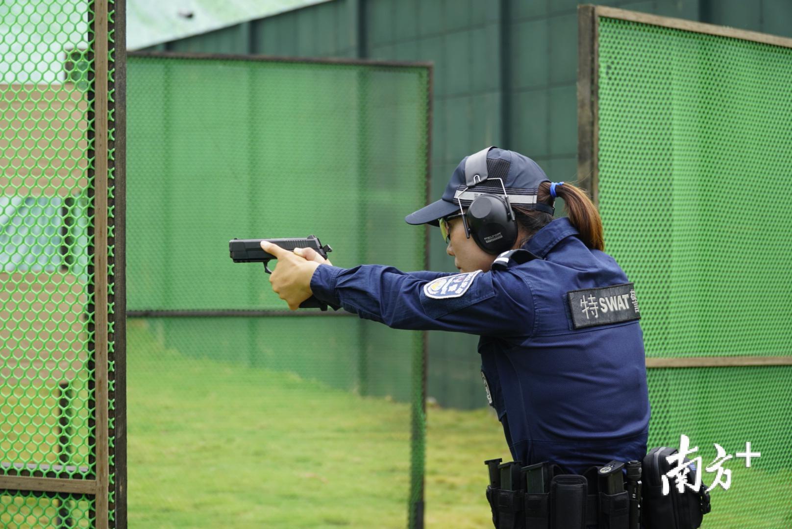 广东2队队员在练习射击