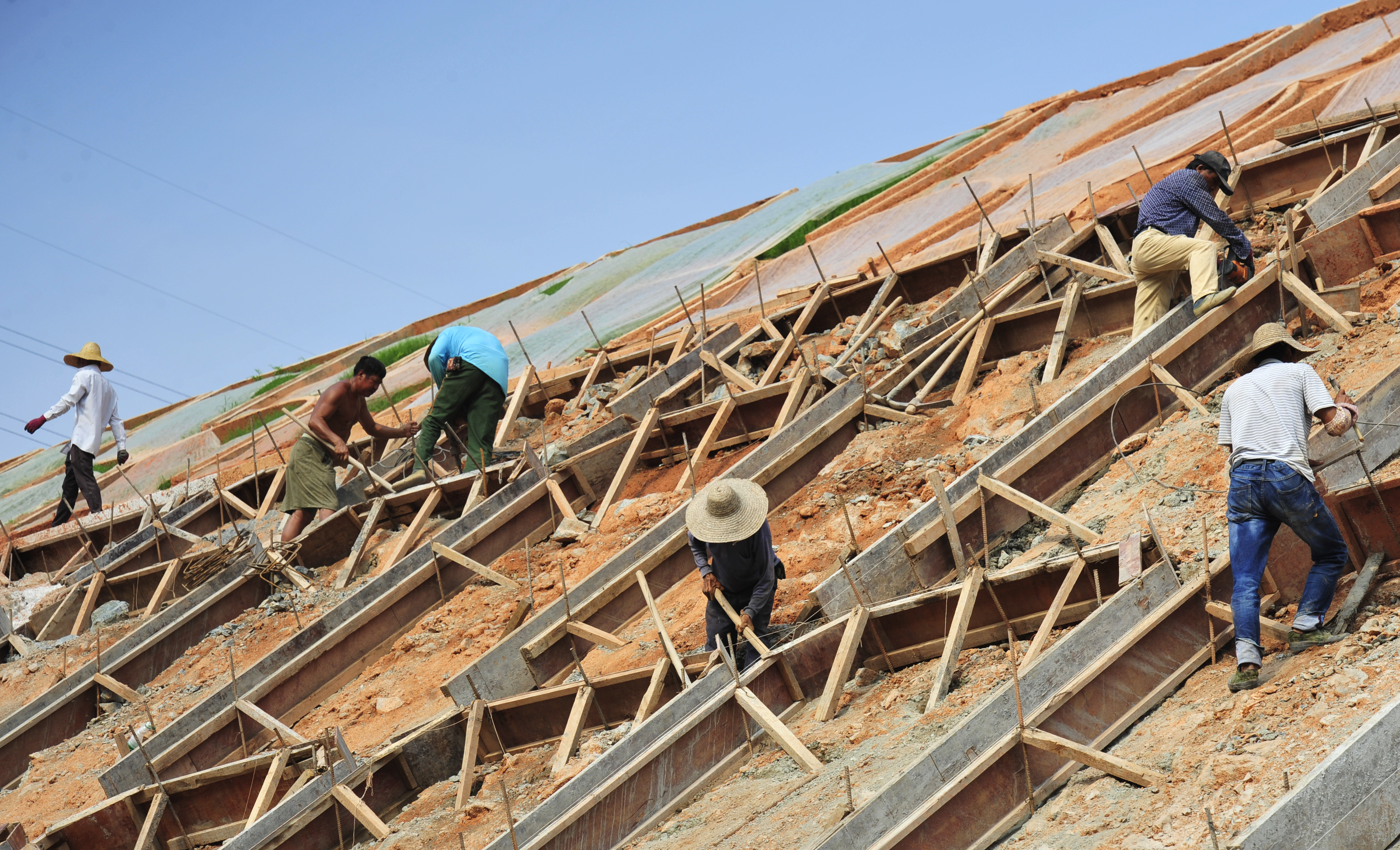 多流一些汗,换来的是行车时的多一份安全。正因为他们的坚守和付出,梅汕高铁建设才能顺利进行。致敬,高温下的高铁工人! 多流一些汗,换来的是行车时的多一份安全。正因为他们的坚守和付出,梅汕高铁建设才能顺利进行。致敬,高温下的高铁工人!