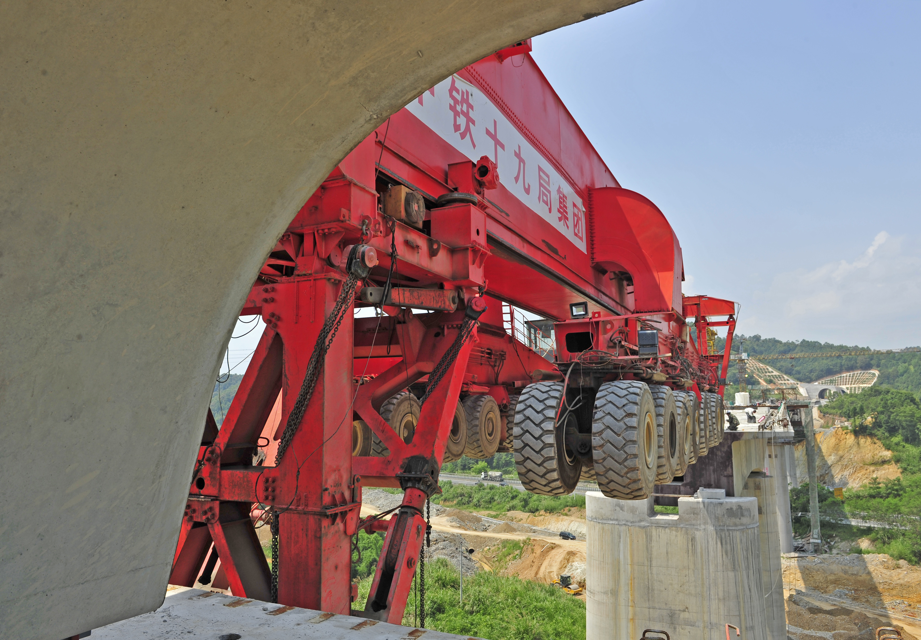 架梁机的重量有500多吨,行驶速度为每小时3公里。 架梁机的重量有500多吨,行驶速度为每小时3公里。