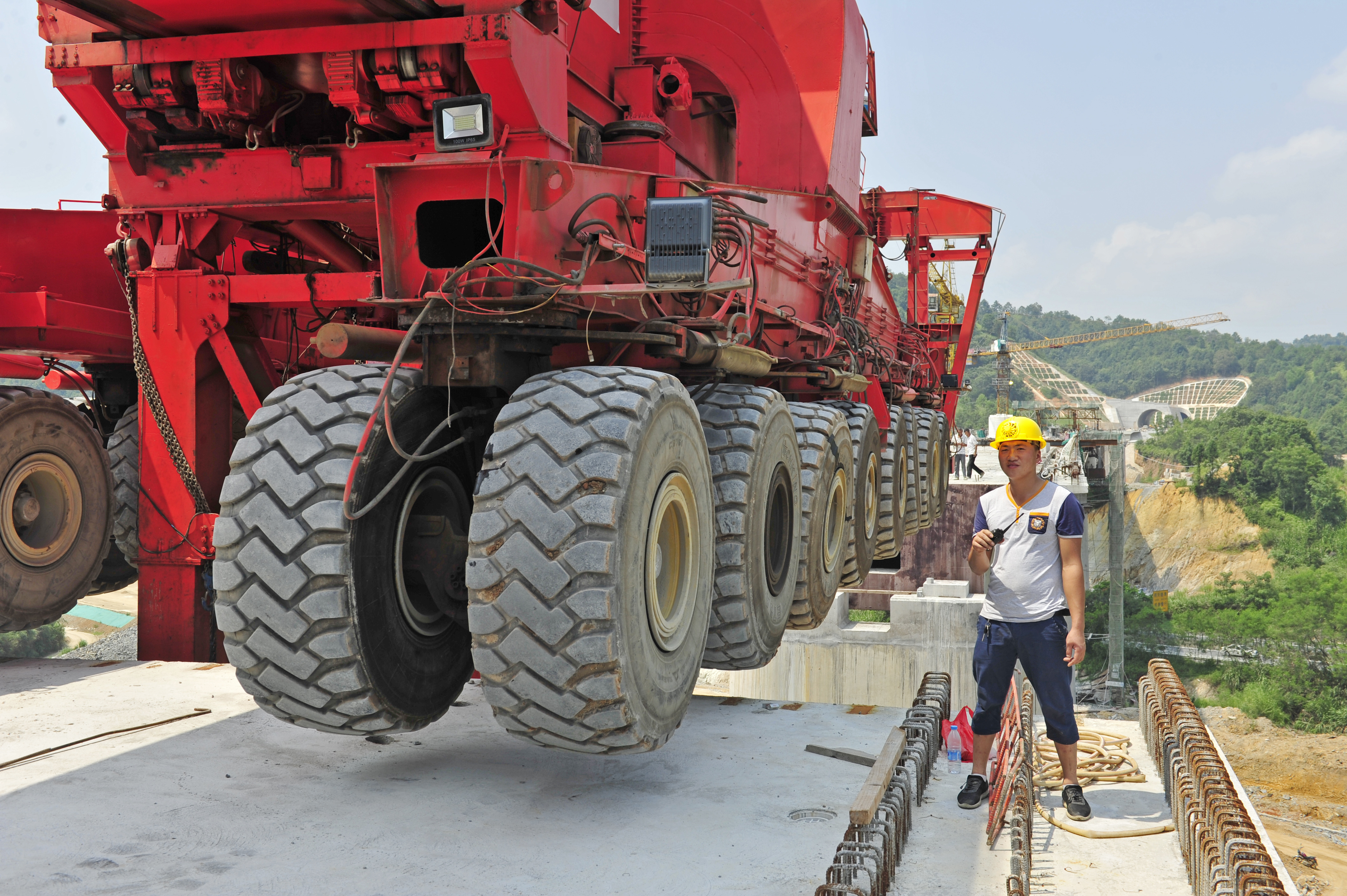 箱梁的长度一般有两种,24.6米和32.6米。在笔直的线路上架梁还好,遇上半径较小、弯曲度大的地方,则很考验架梁队作业的业务能力了。 箱梁的长度一般有两种,24.6米和32.6米。在笔直的线路上架梁还好,遇上半径较小、弯曲度大的地方,则很考验架梁队作业的业务能力了。