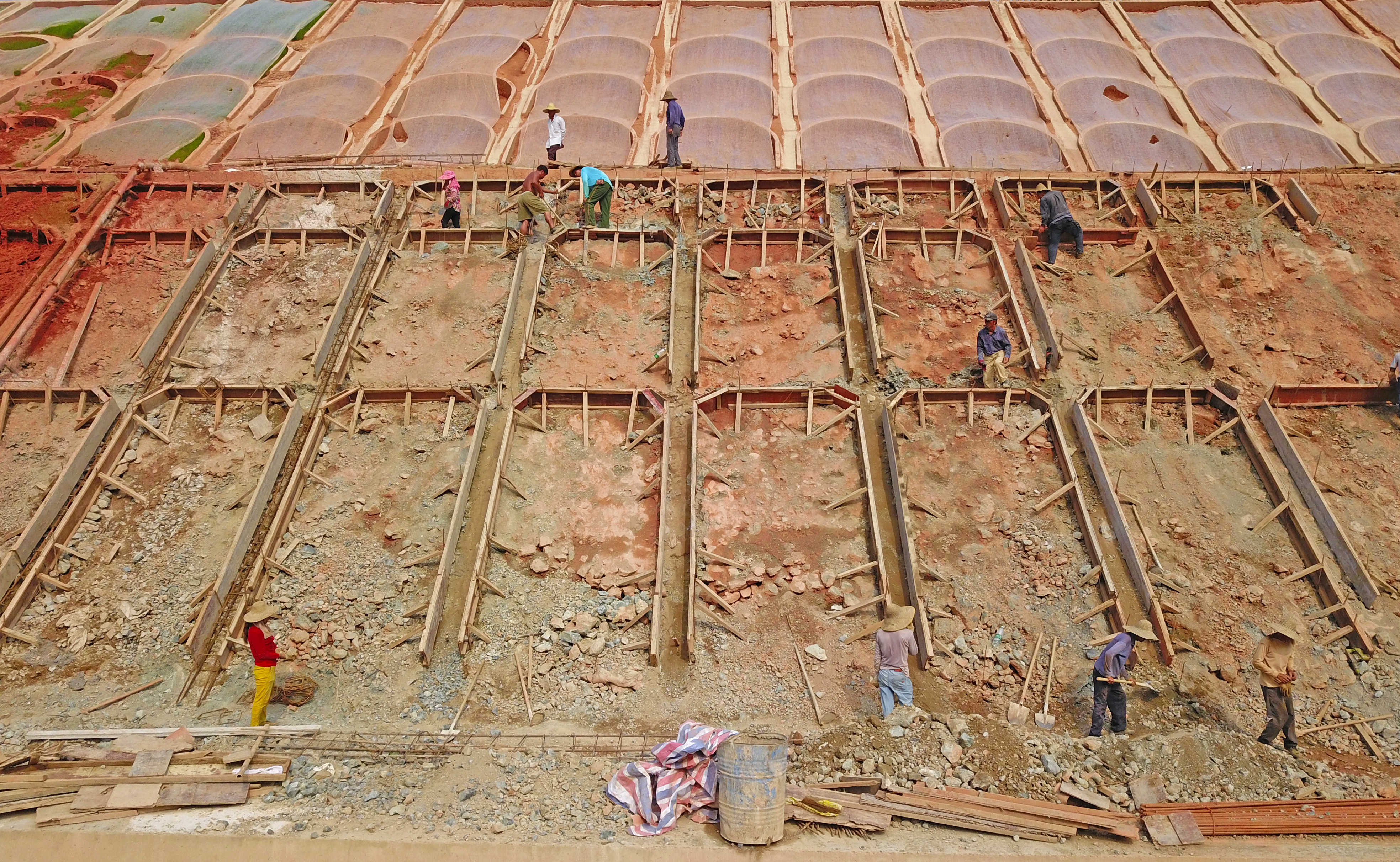 40度地表高温的工作环境,这些高铁工人依然坚守在建设第一线。 40度地表高温的工作环境,这些高铁工人依然坚守在建设第一线。