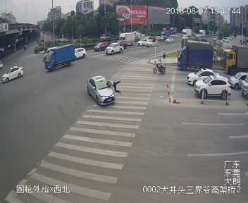 视频监控摄像头拍摄到的辅警刘杰被撞时画面