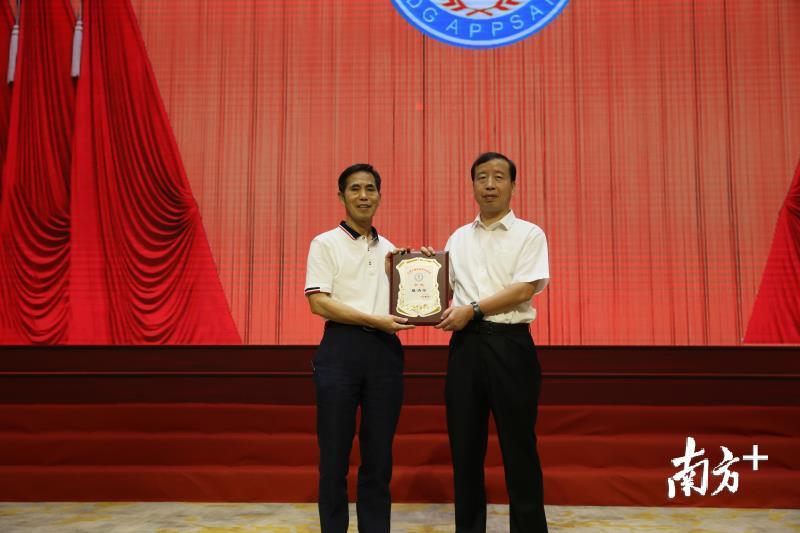 市委副书记、市长肖亚非为莫浩棠会长颁发当选证书