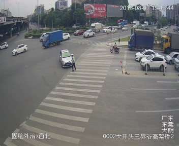 视频监控摄像头拍摄到的辅警刘杰被撞前画面