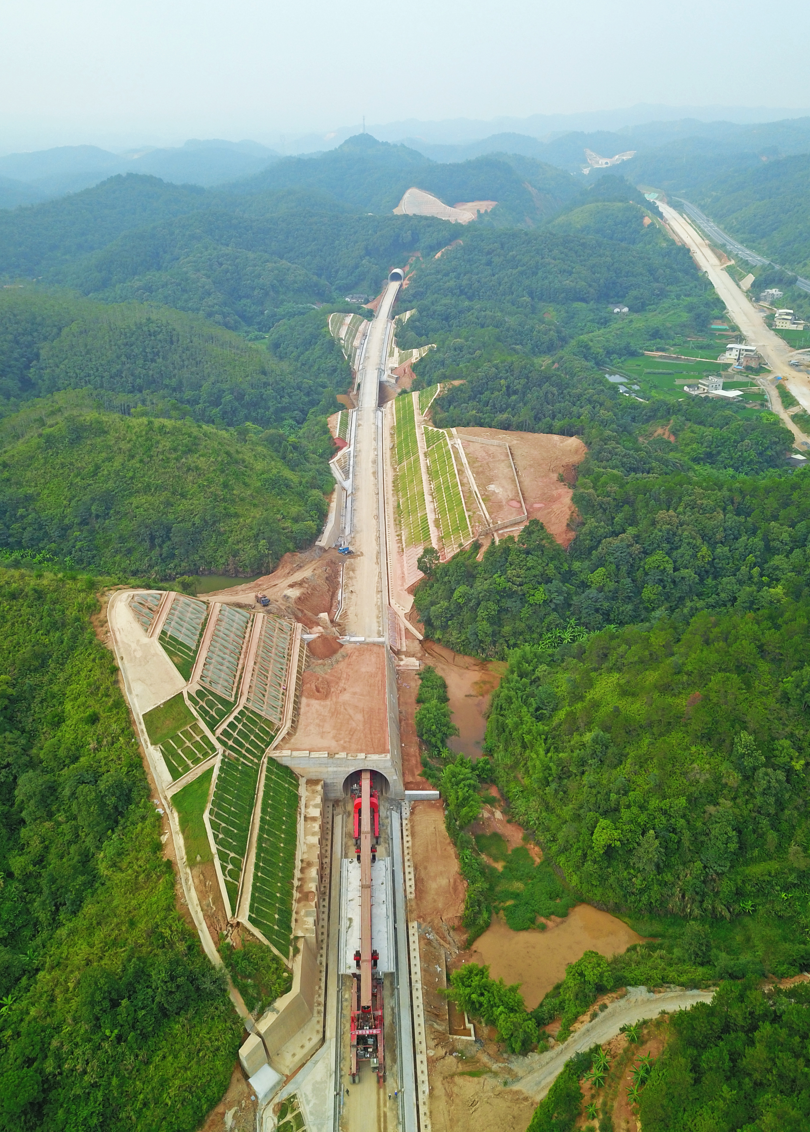 8月7日,架桥机穿过梅县段的横岗明洞,准备加快架梁作业进度。 8月7日,架桥机穿过梅县段的横岗明洞,准备加快架梁作业进度。