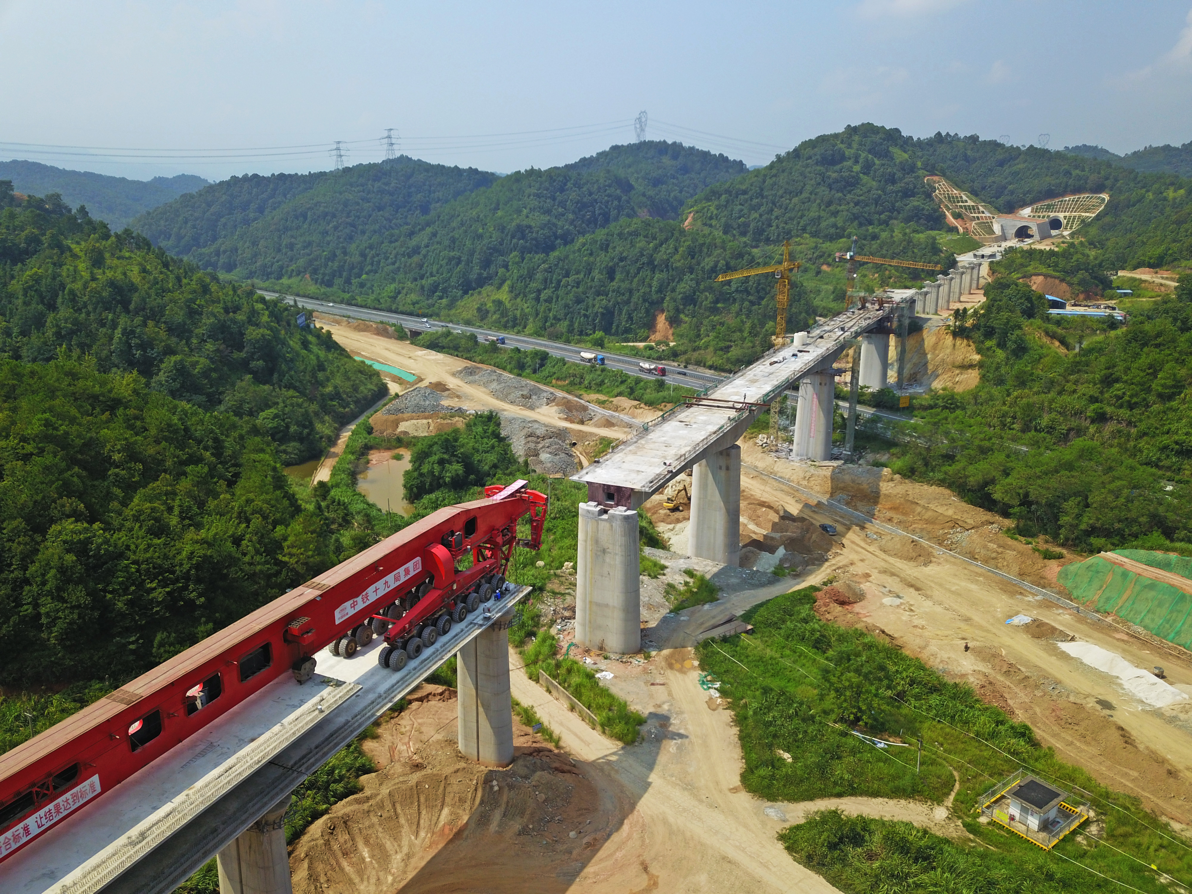 “在梅汕高铁第二标段,一共有314孔箱梁需要架设,也是梅州境内需架梁最多的标段。”梅汕高铁架梁厂厂长高飞介绍。 “在梅汕高铁第二标段,一共有314孔箱梁需要架设,也是梅州境内需架梁最多的标段。”梅汕高铁架梁厂厂长高飞介绍。