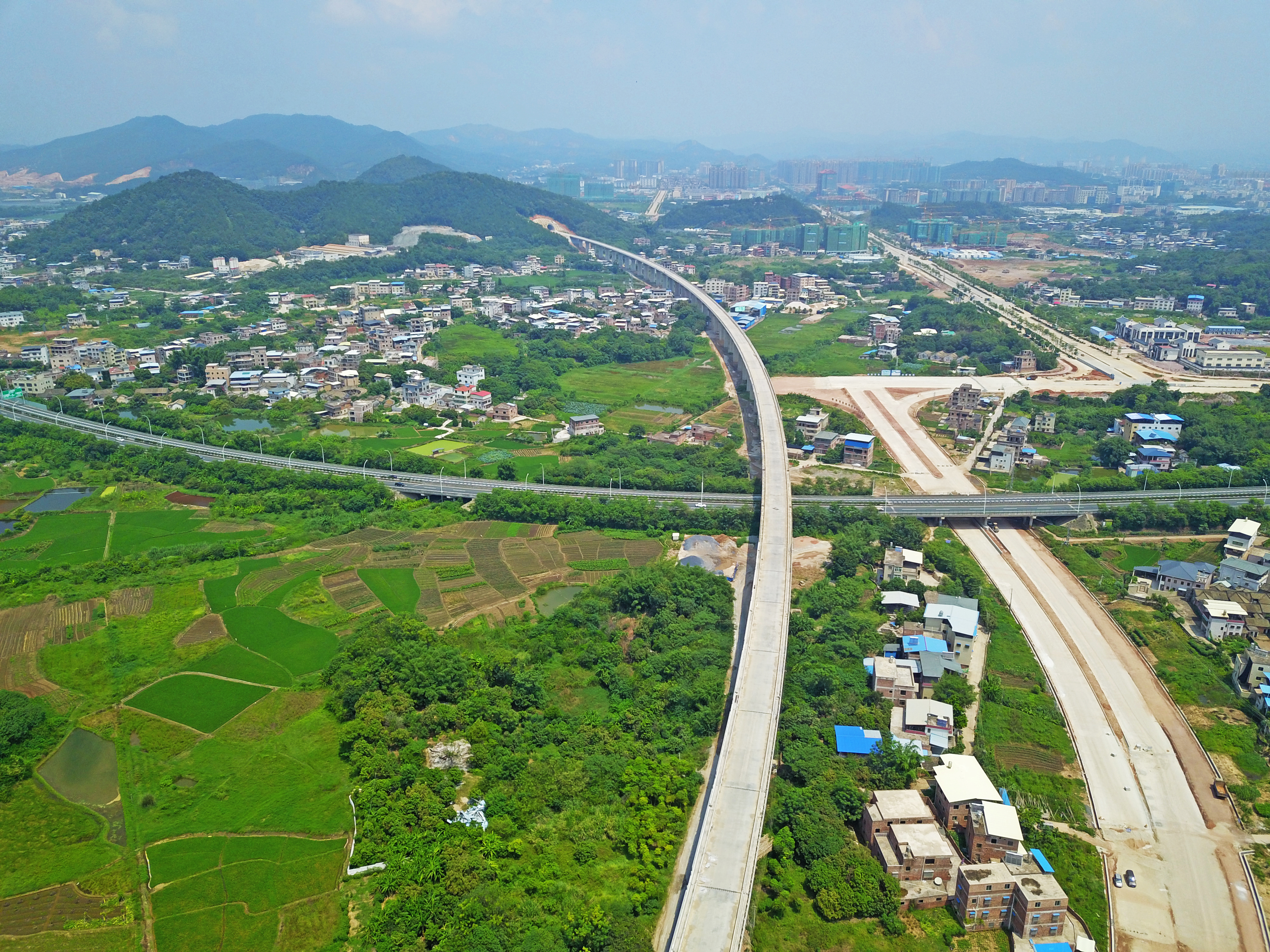 据了解,梅汕高铁计划明年8月通车,届时这条“巨龙”将带着梅州人民半小时到潮汕,1.5小时到厦门,2.5小时到深圳,3小时到广州。 据了解,梅汕高铁计划明年8月通车,届时这条“巨龙”将带着梅州人民半小时到潮汕,1.5小时到厦门,2.5小时到深圳,3小时到广州。