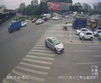 视频监控摄像头拍摄到的辅警刘杰被撞倒在小轿车车头左侧的画面