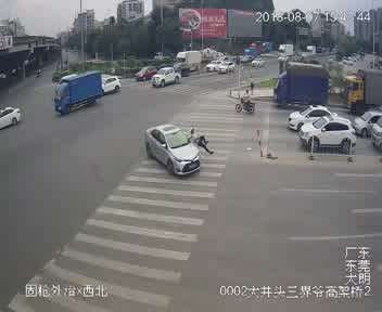 视频监控摄像头拍摄到的辅警刘杰被撞后被掀起来的画面