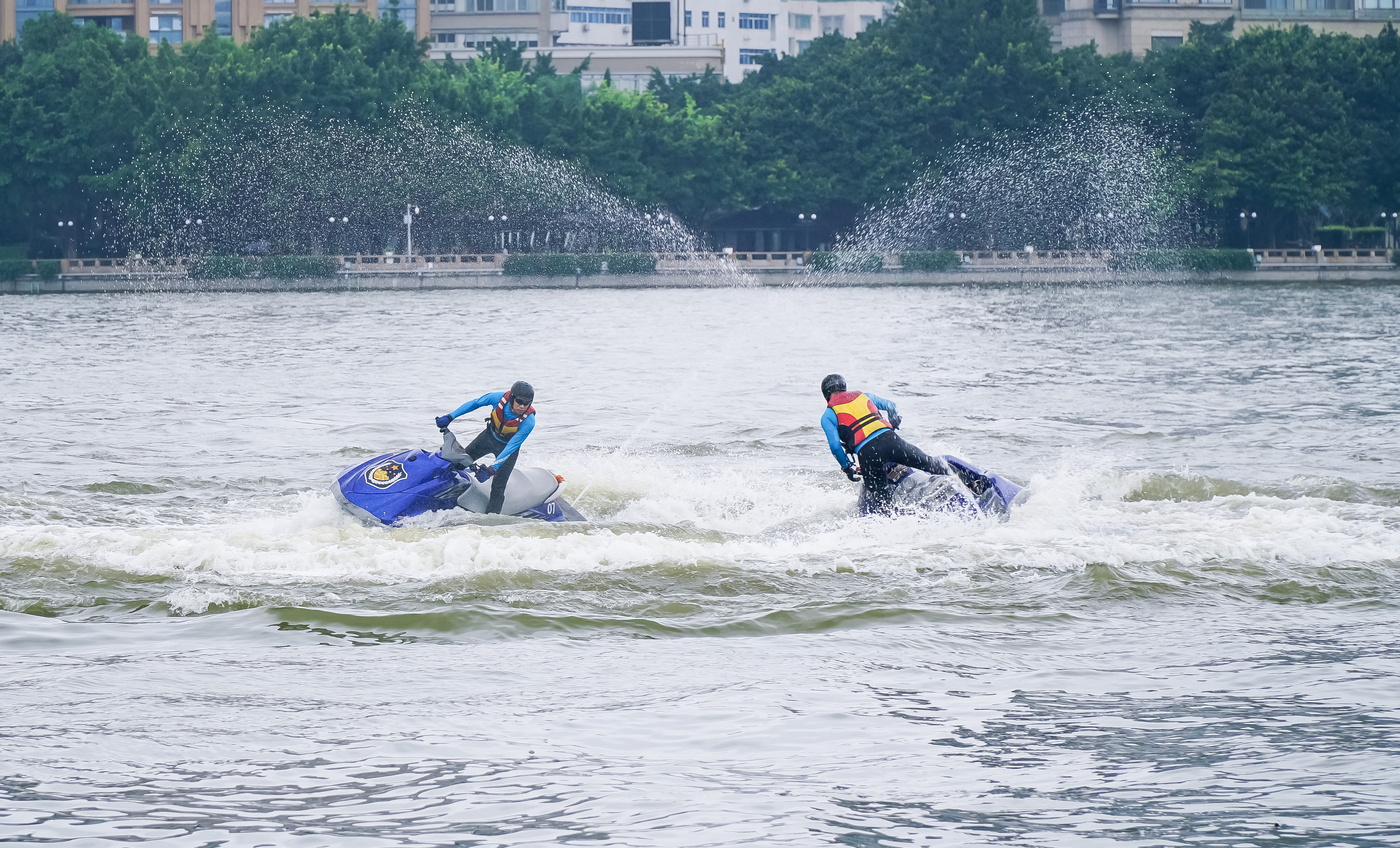 一目video|拉风!广州水警带你水上飞