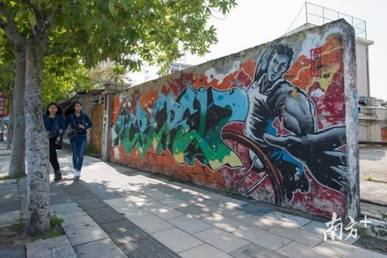 位于运河西二路华侨大酒店附近的一面涂鸦