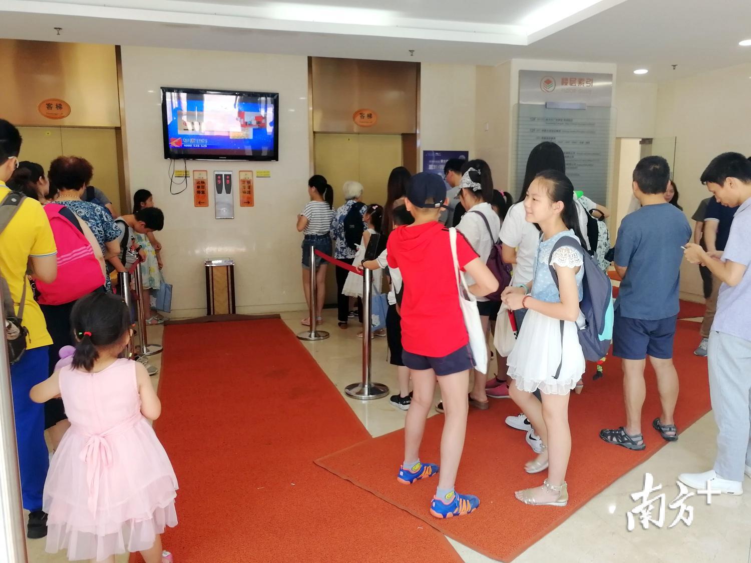 虽然正值暑假和周六，仍有许多家长们带着孩子到华晟大厦上补习班。