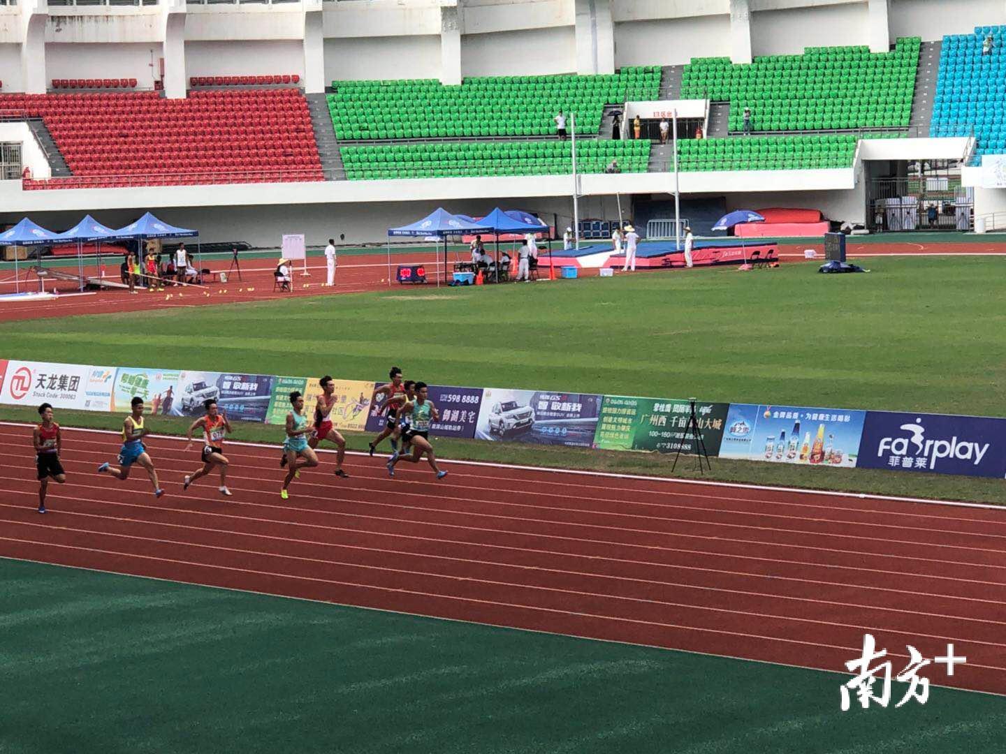 田径比赛中,梅州选手张惠梅获得女子乙组100米银牌,林振嘉获得男子甲组100米第六名。 田径比赛中,梅州选手张惠梅获得女子乙组100米银牌,林振嘉获得男子甲组100米第六名。