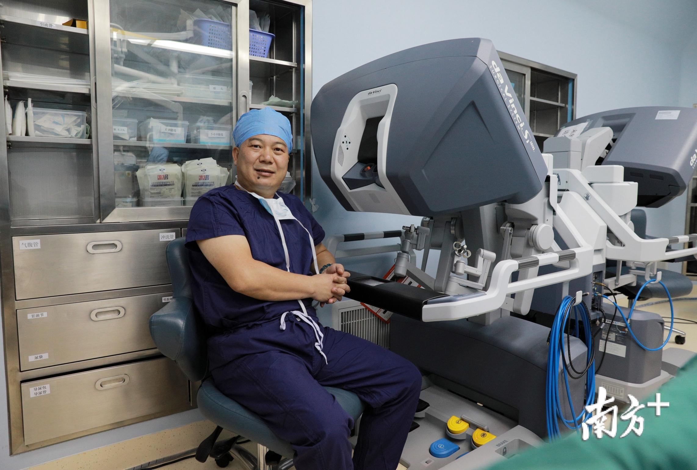 傅剑华教授操作手术机器人进行食管癌手术