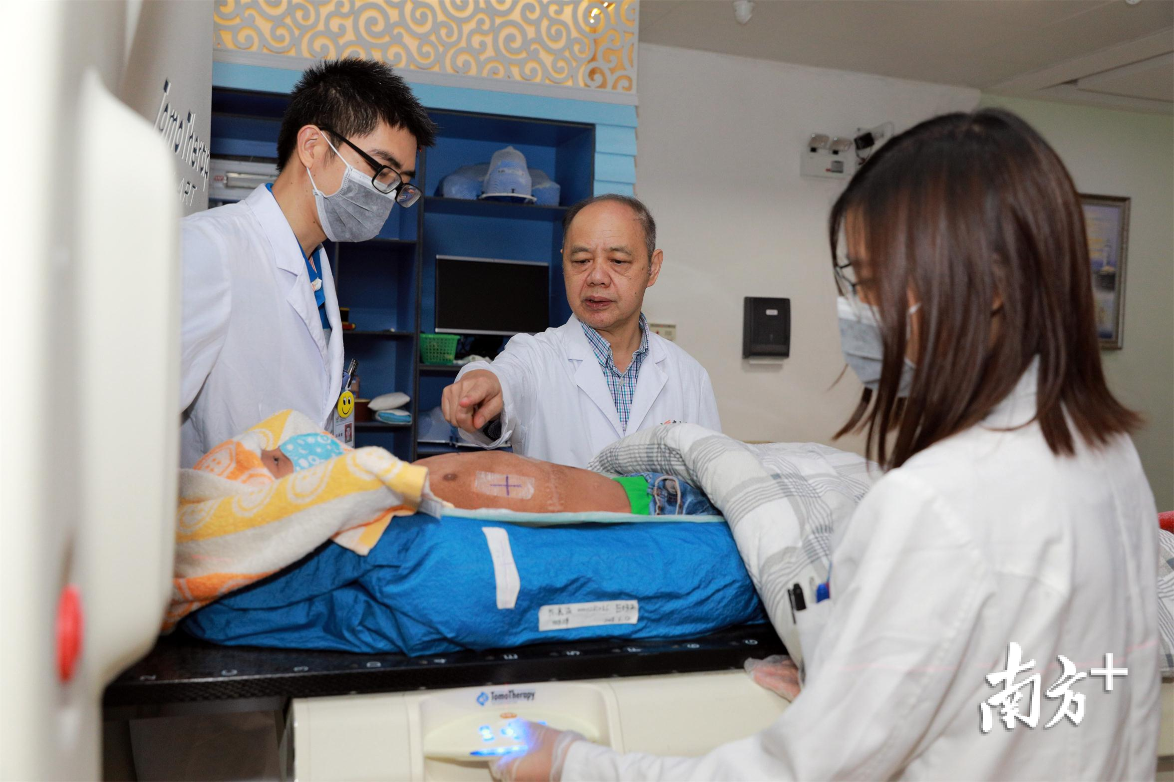 刘孟忠教授指导下级医生开展放射治疗