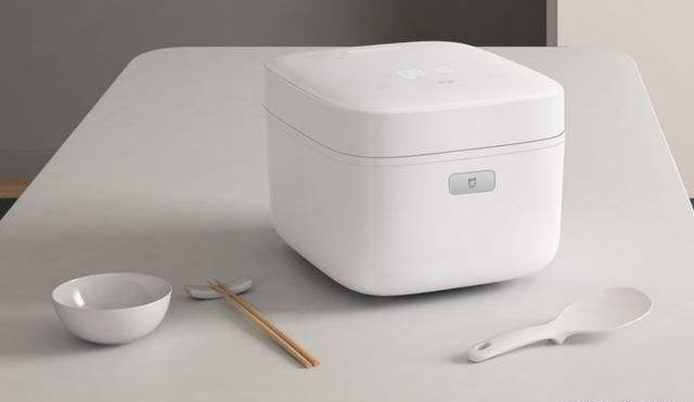 以米家压力IH电饭煲为例，它采用纯白色的外观设计，除了三个功能按键外，没有任何装饰。网络图片